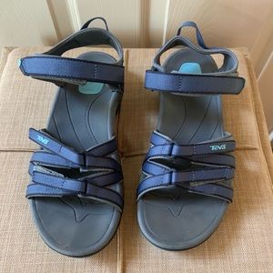 Teva Sandals like new!